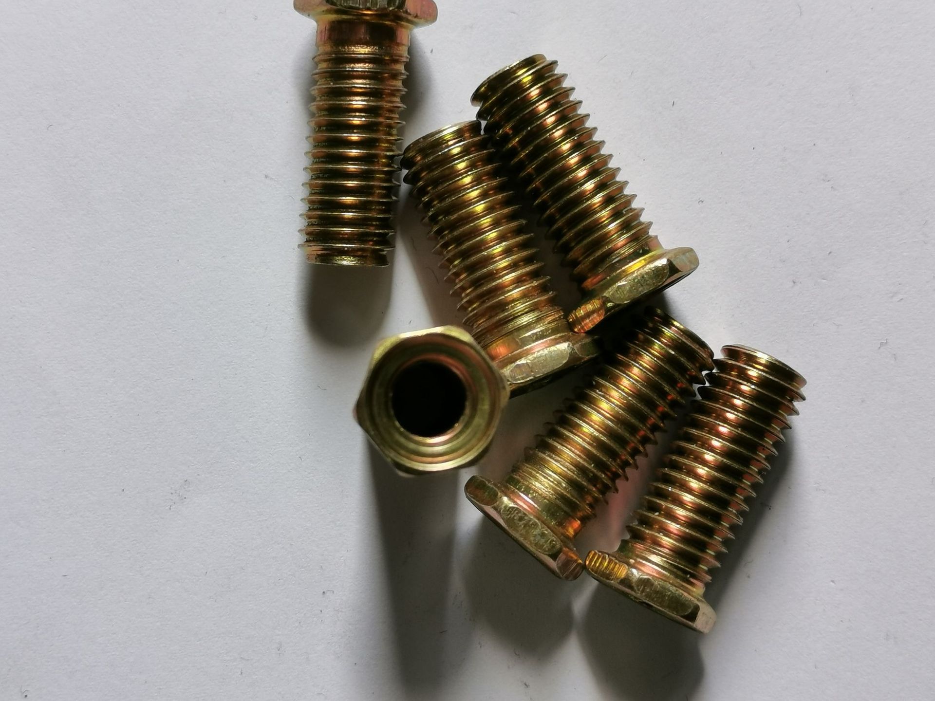 摩托车转向灯手柄上的10x29花齿空心螺丝