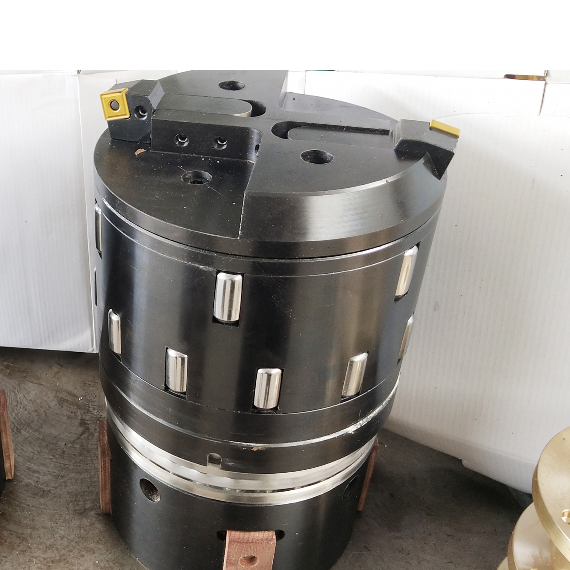 深孔镗头分为分体式和组合式两种.