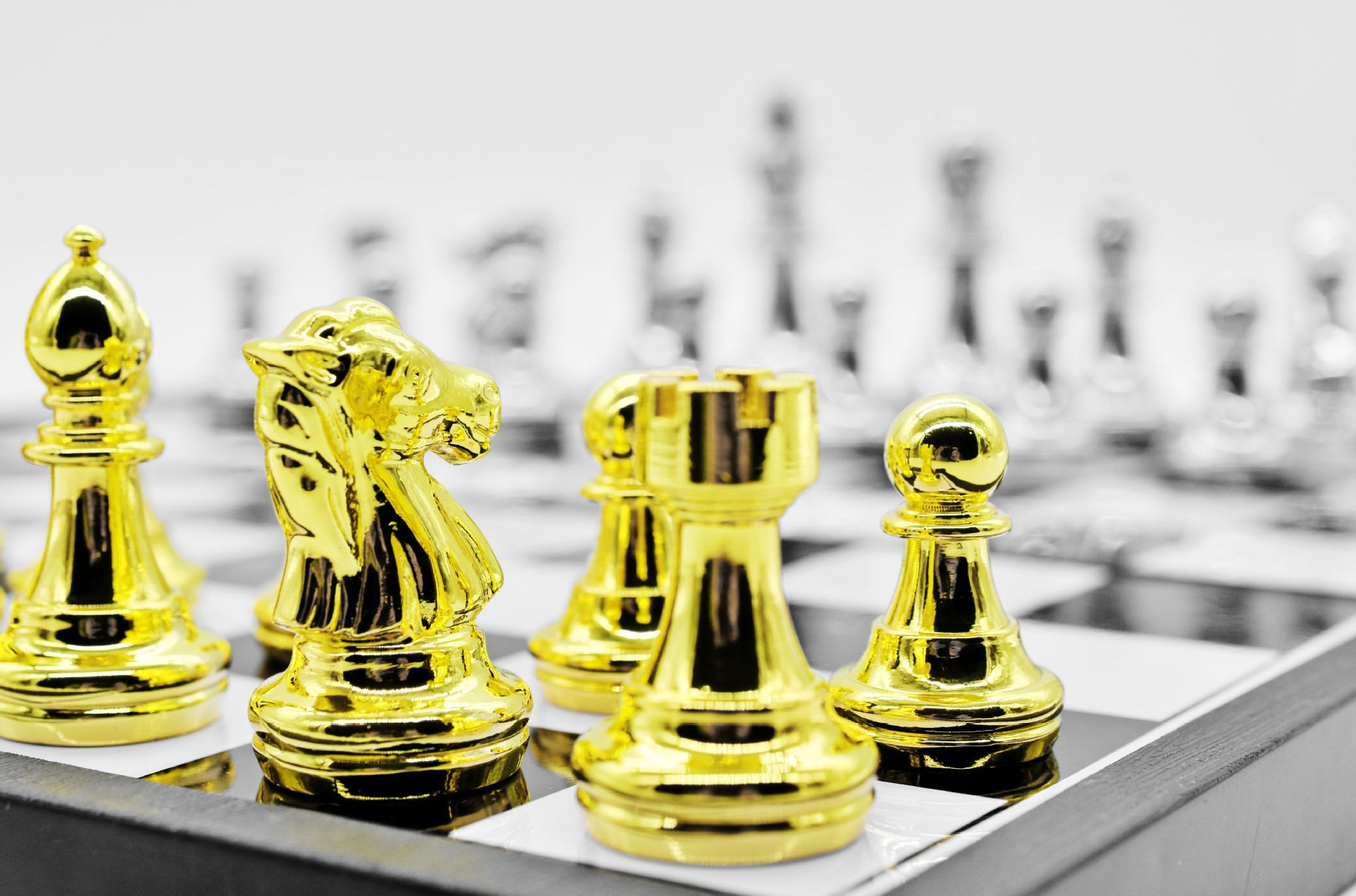 金属金银色国际象棋套装大号儿童学生入门西洋棋黑白便携折叠棋盘-阿