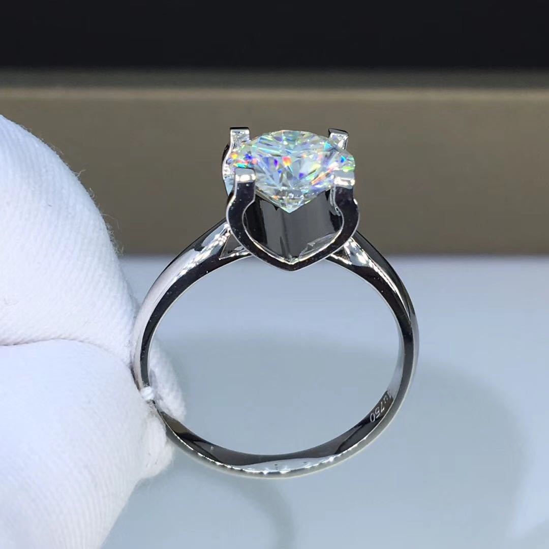              晶光璀璨 材质:钻石