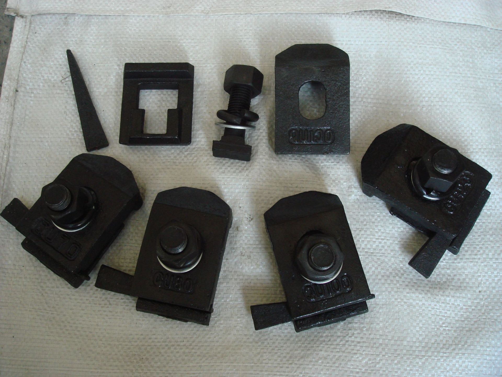 起重机行车轻型轨道焊接型压轨器18kg24kg22kg适用于钢结构车间-阿里