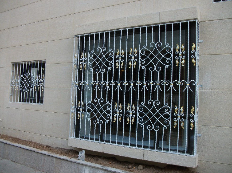 佛山定做锻造铁艺护窗 铁艺防盗窗纯手工锻打仿古铁艺窗花直销