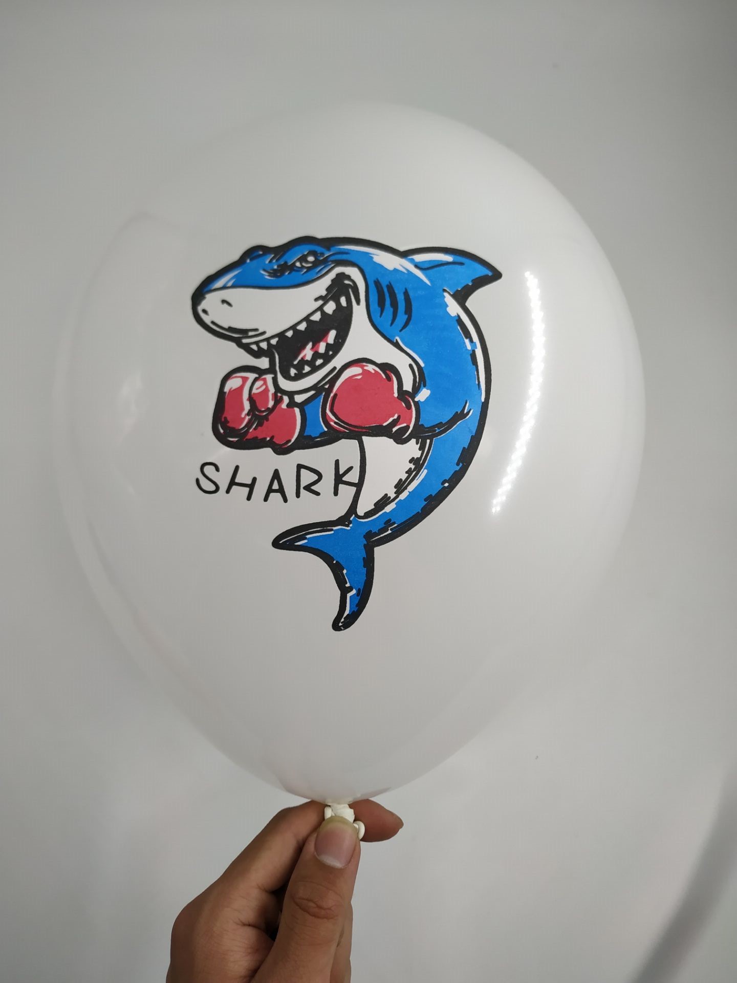 亚马逊15个彩色拳击鲨鱼纸屑亮片气球 儿童生日派对装饰玩具气球