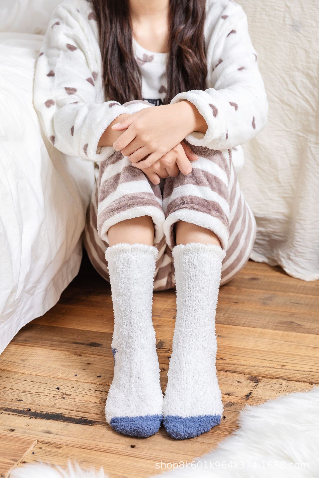 秋冬加厚珊瑚绒女袜保暖袜子中筒袜麻花款居家袜子睡眠袜地板袜子