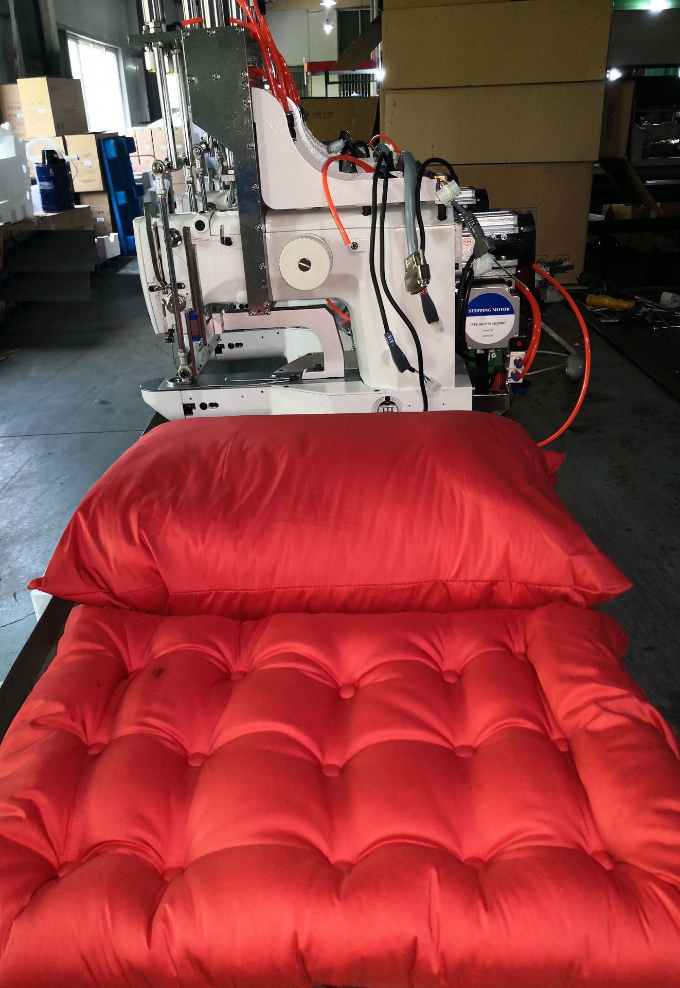 重量135kg, 净重95kg 电源220交流  不同压脚高度不同的机器价格不同