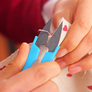 塑料柄黑头彩色纱线小剪刀 锰钢u型纱剪线头剪 服装十字绣工具