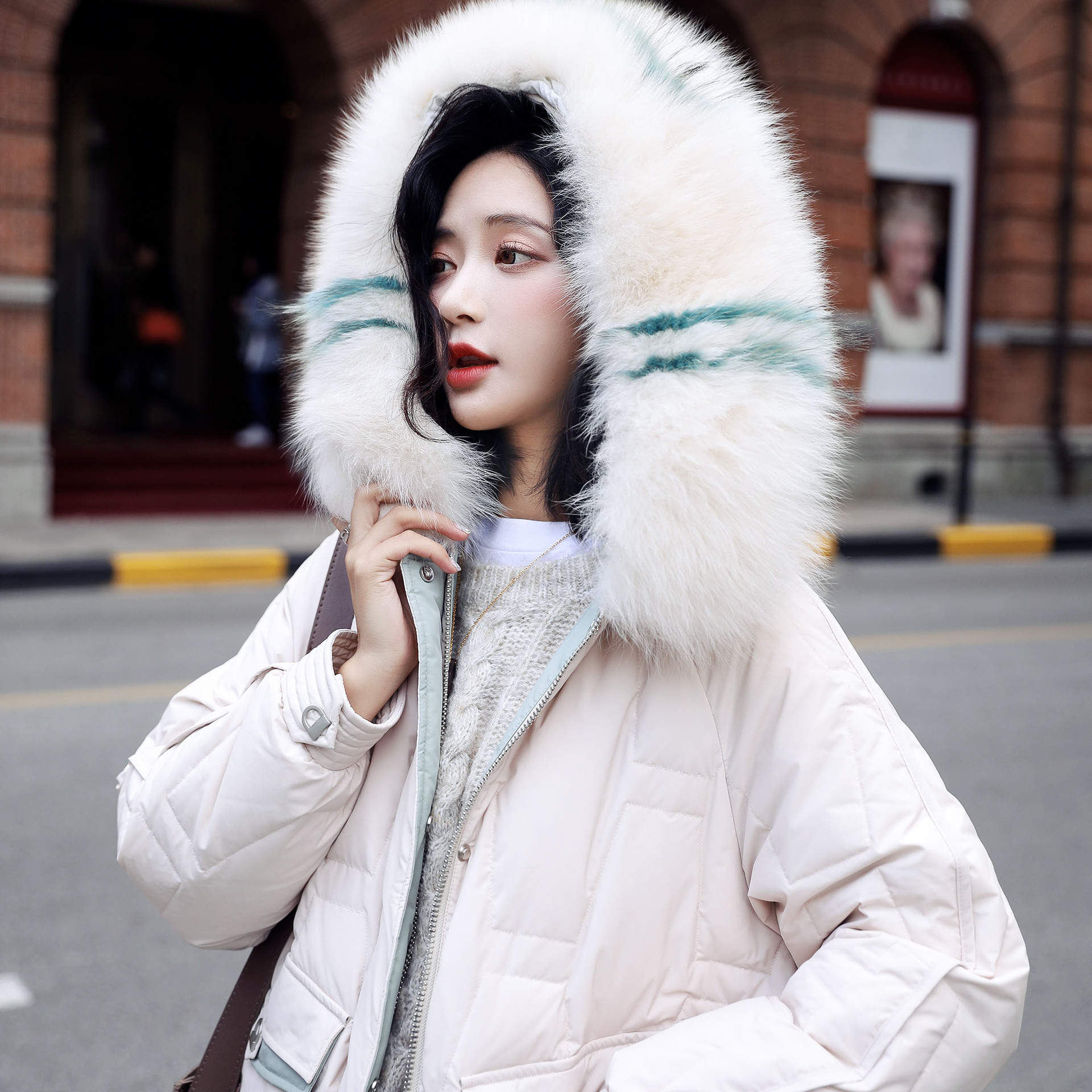 羽绒服女中长款2019年新款爆款白色加厚时尚白鸭绒真大毛领羽绒衣