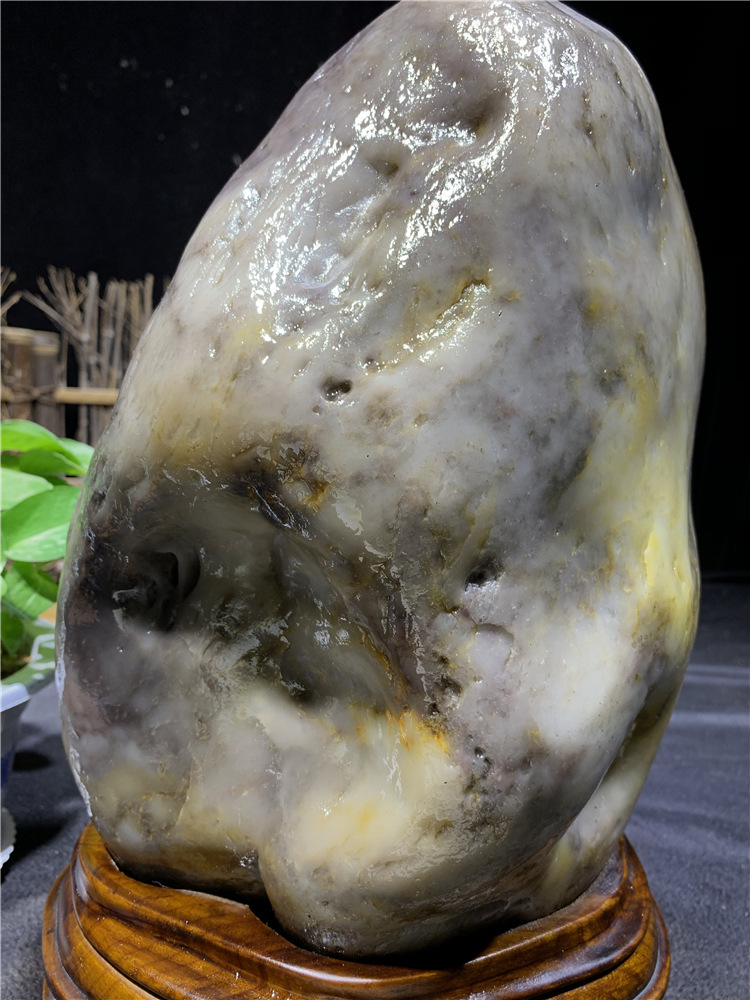 黄蜡石是岭南石玩界广为流行的石玩,是传统赏石中