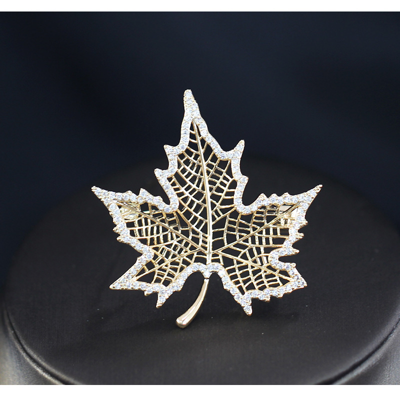 太阳云 新品精致镶钻金色枫叶胸针简约镂空叶子领针男女同款 别针