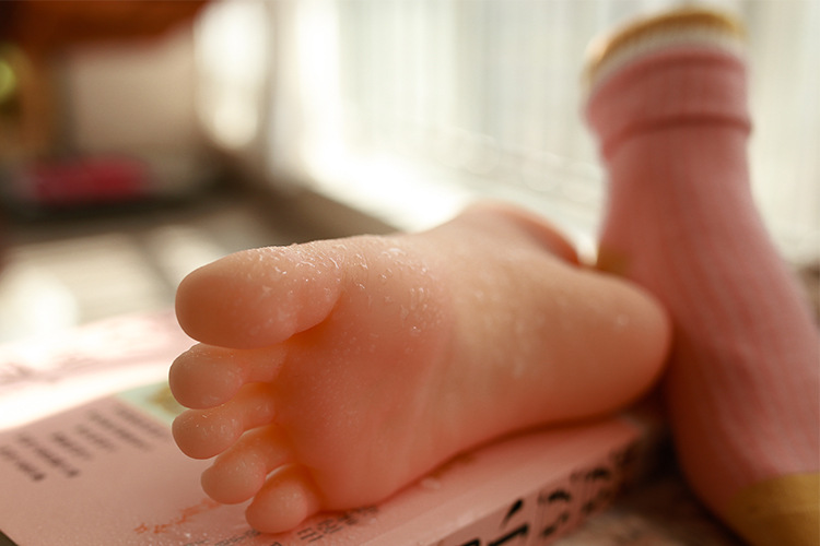 骨骼版:皮肤是柔软的,脚内部有仿真的骨骼填充设计,手感外软内硬 全胶