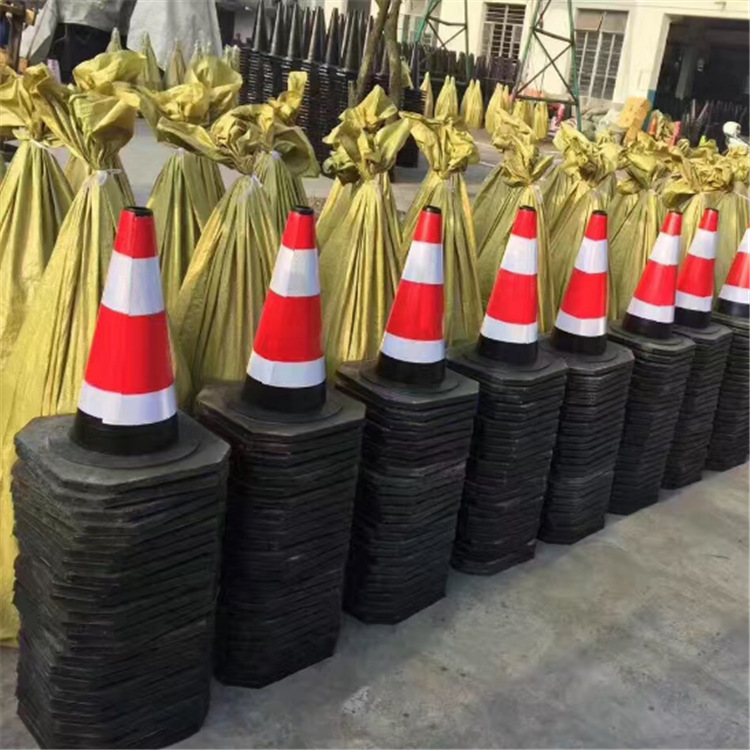 A Large Number of Wholesale Rubber Traffic Cone 90cm Construction Vertebra Traffic Cone