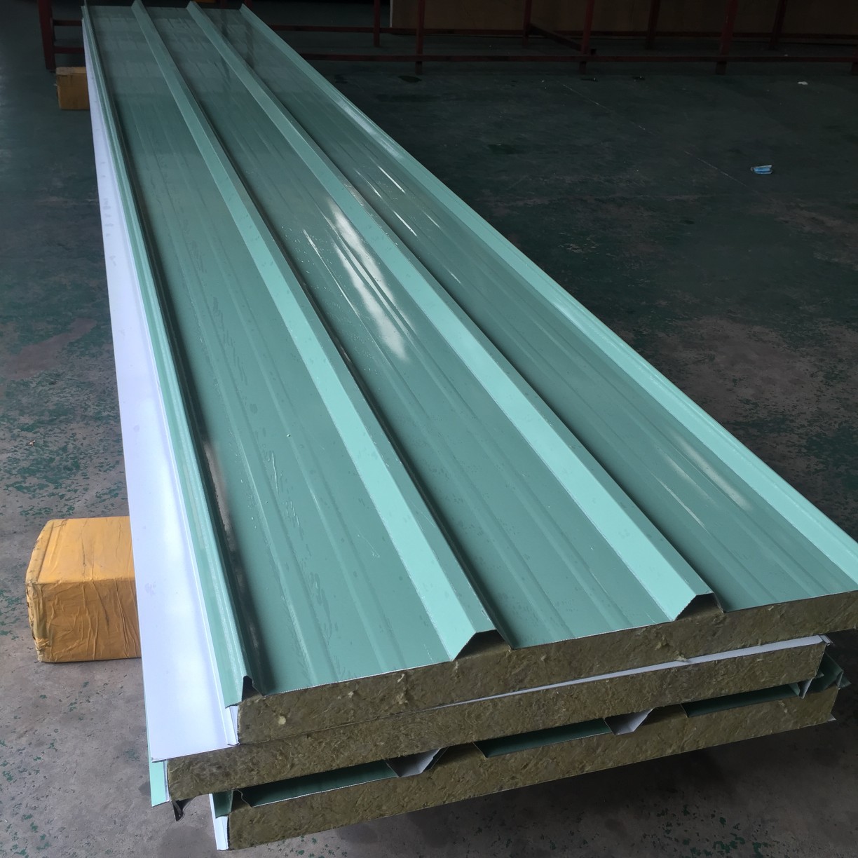 生产复合岩棉板 岩棉夹心板 绿色彩钢复合板 钢结构厂房屋面板