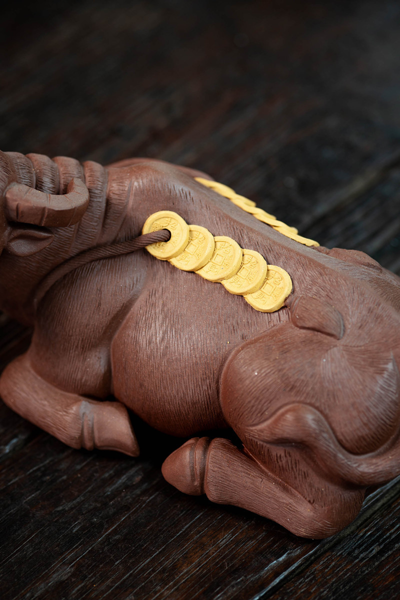 批发宜兴紫砂茶宠牛摆件财大气粗金钱牛陶瓷雕塑茶具精品手工可养