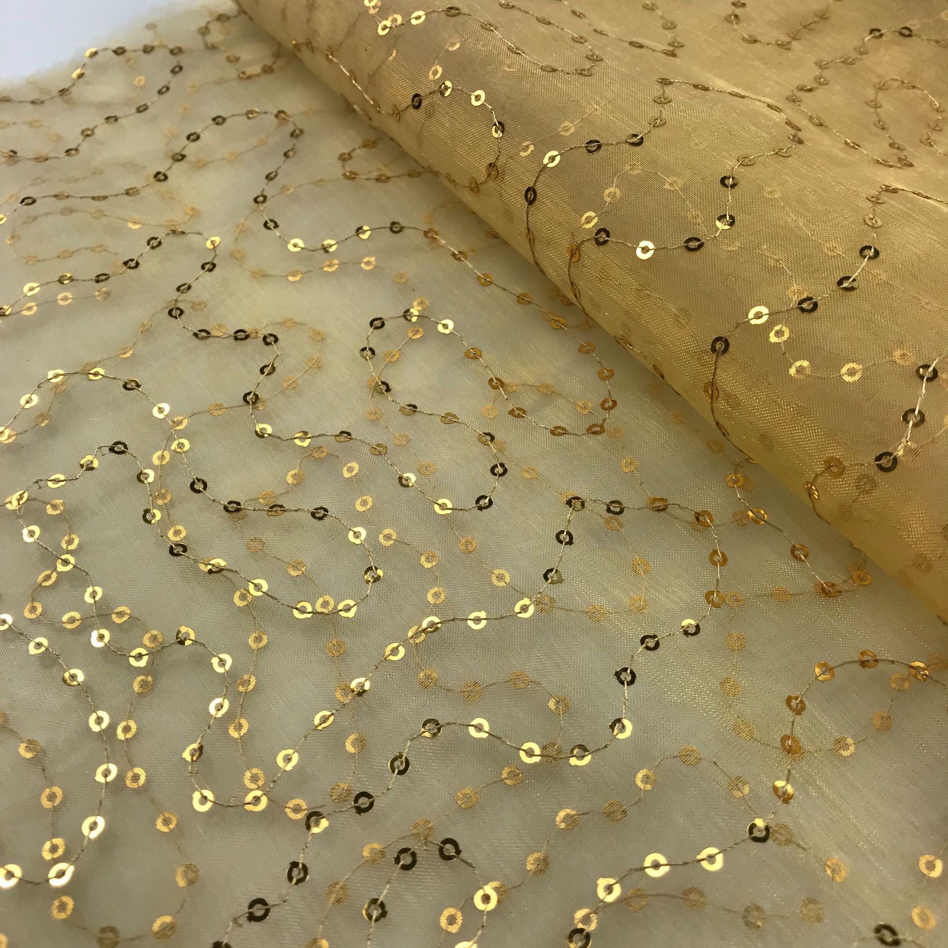 厂家直销亮片绣 欧根纱珠片绣蚯蚓花绣花纱面料 用于窗帘桌布婚纱