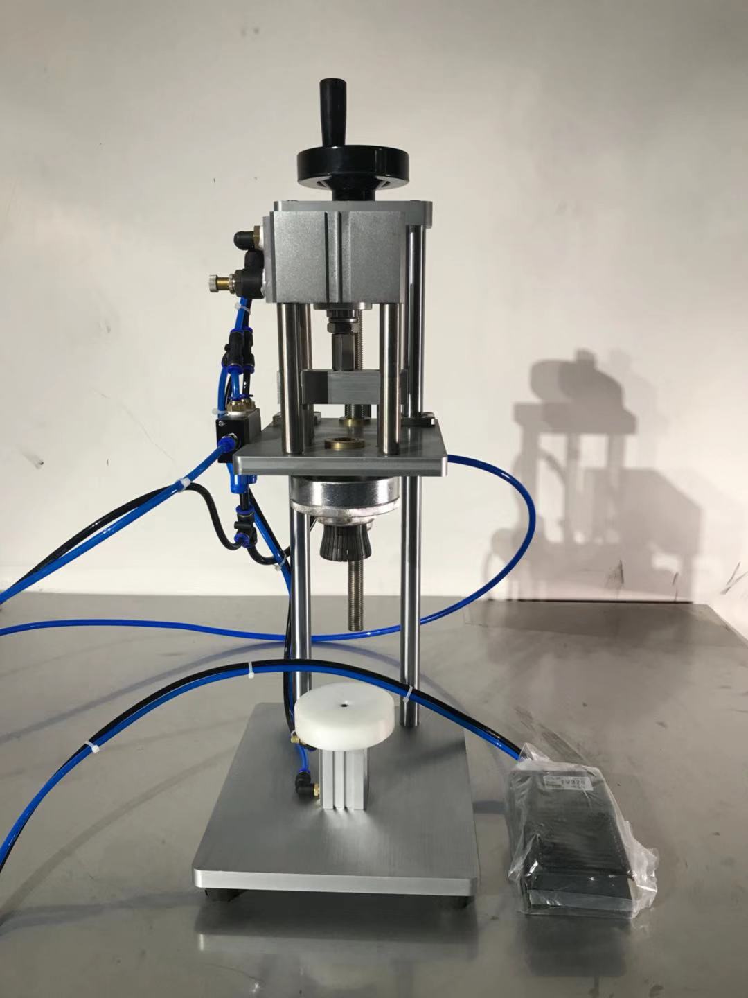 气动香水锁口机 半自动扎口机 厂家直销泵头抓口机 扎口机