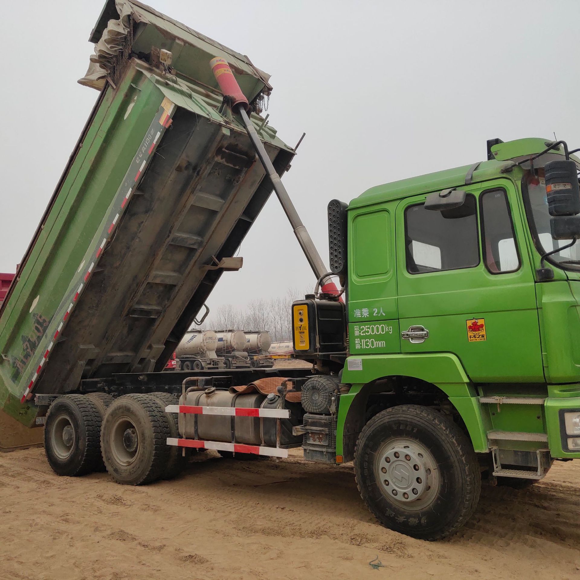 二手德龙5米6后八轮工程运输自卸车 德龙u型绿色土方车销售