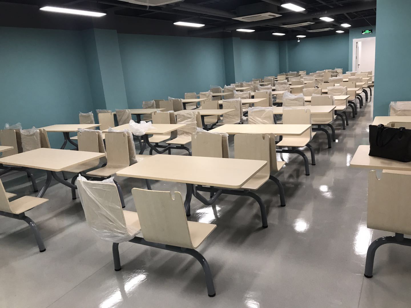 厂家直销学校食堂餐桌椅工厂食堂员工食堂连体桌椅不锈钢桌椅