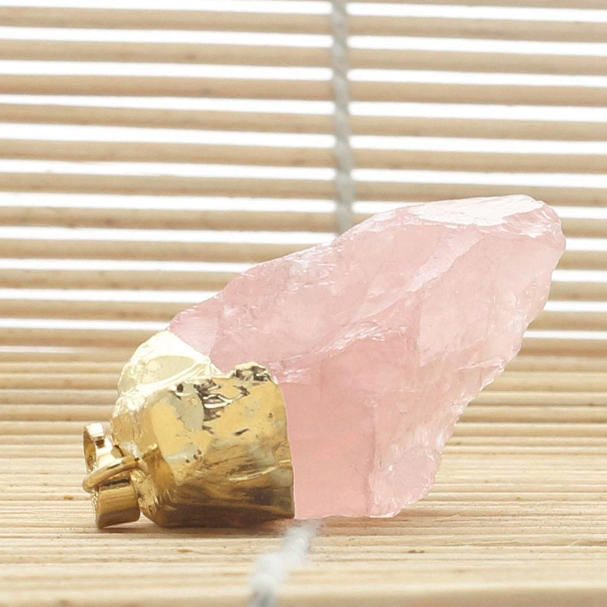 批发天然粉晶原石裸石吊坠配件 天然不定型形状项坠灵摆挂件