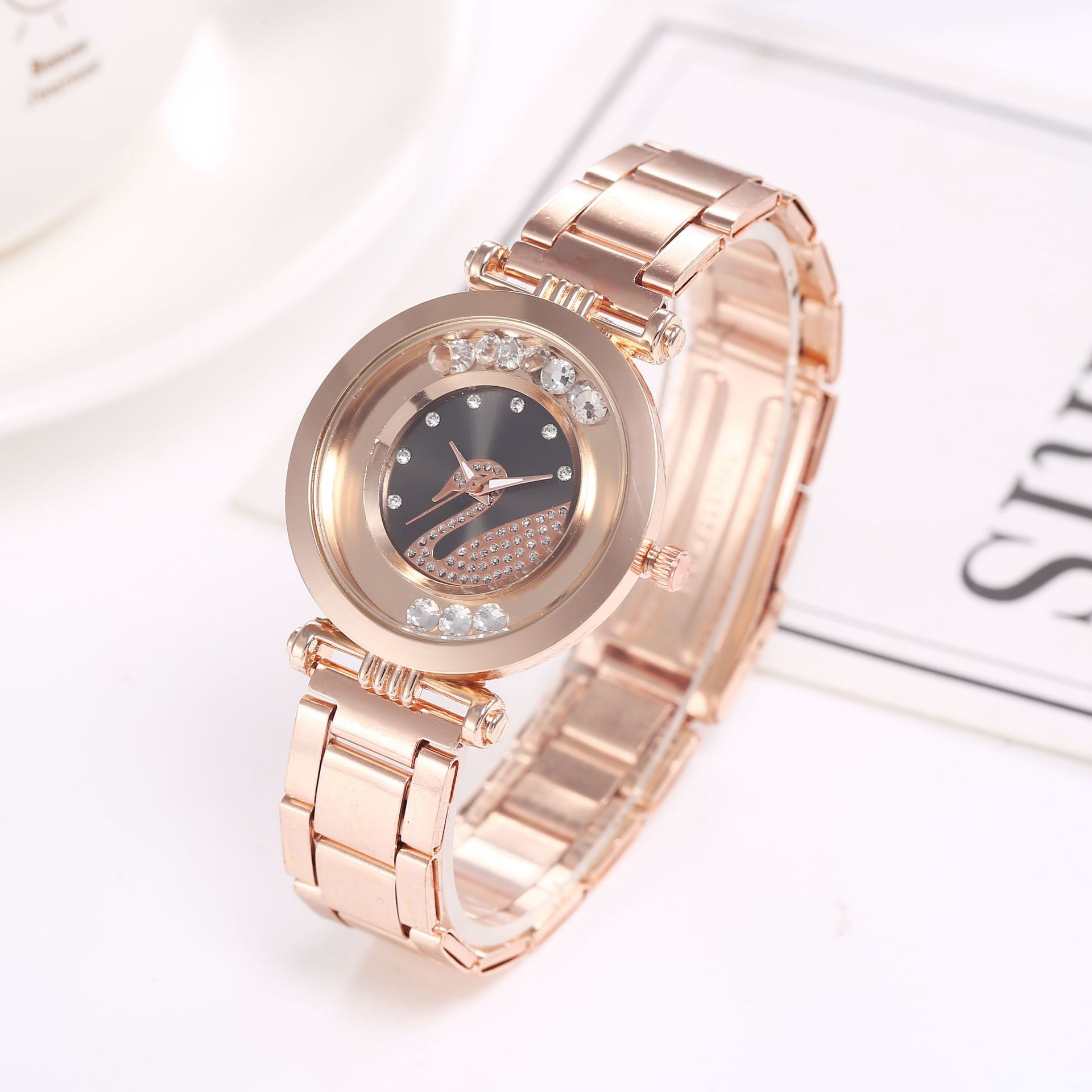 2019热销新款天鹅时尚钢带滚动流沙水钻女式石英学生手表厂家直销