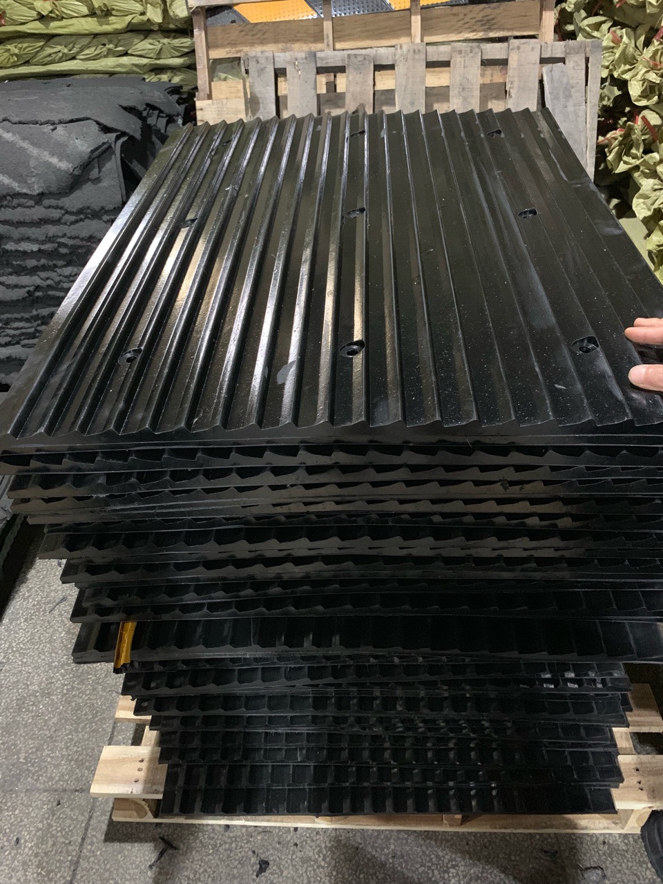 橡胶减噪板 车库入口减震垫防滑垫交通设施