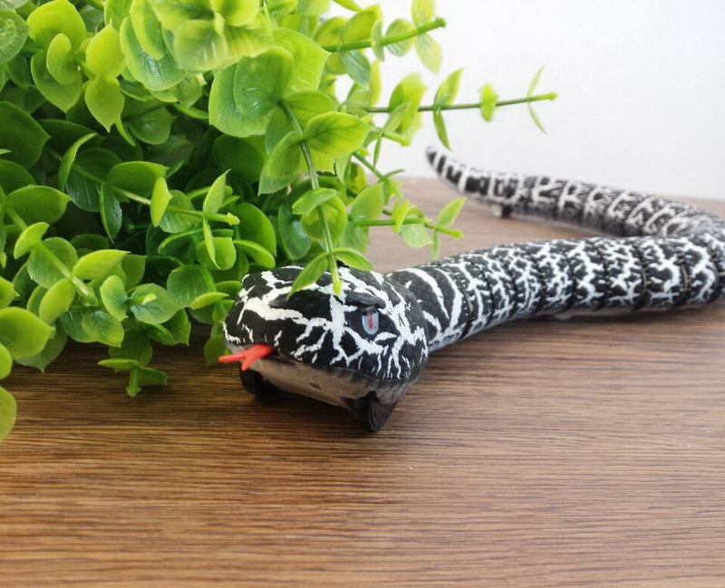 整蛊玩具遥控蛇 仿真红外线响尾蛇遥控爬行动物模型玩具9909