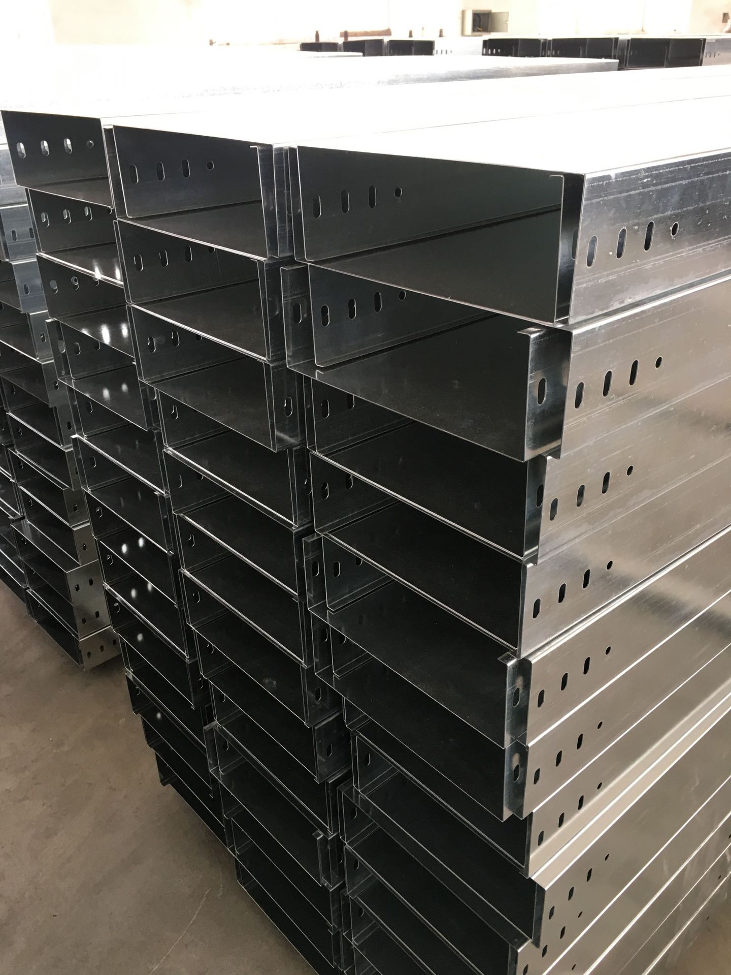 桥架批发直销厂家轻型槽盒镀锌喷塑防火强弱电槽式金属电缆桥架