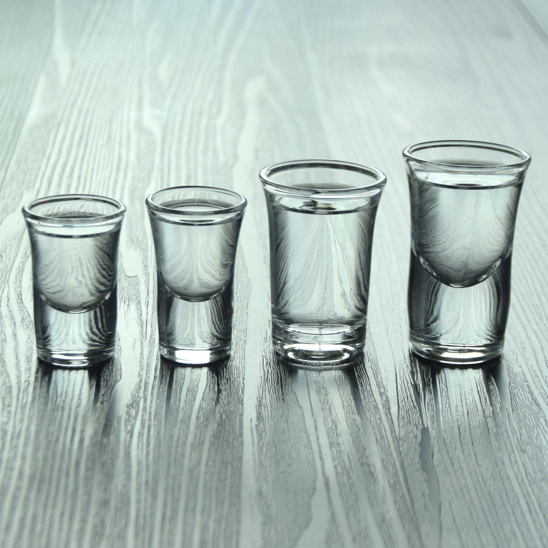 厂家直销小酒杯高白料玻璃白酒杯子酒吧个性喇叭烈酒杯厚底一口杯