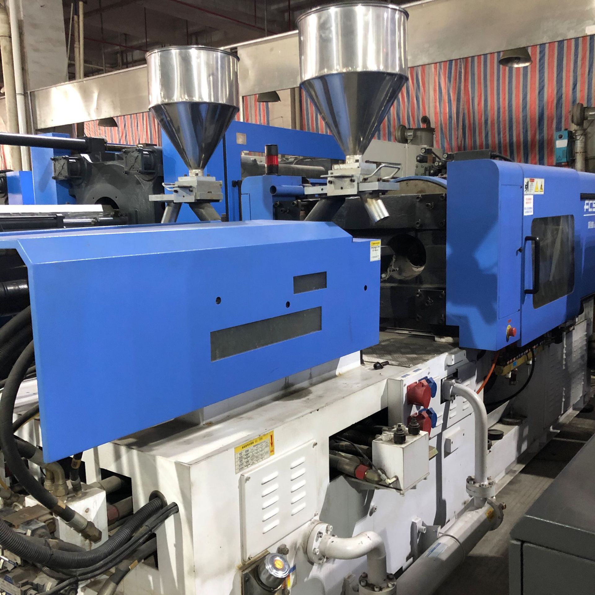 t双色注塑机,伺服机,型号fb-140rv,201年4月份出厂,螺杆直径有28/28