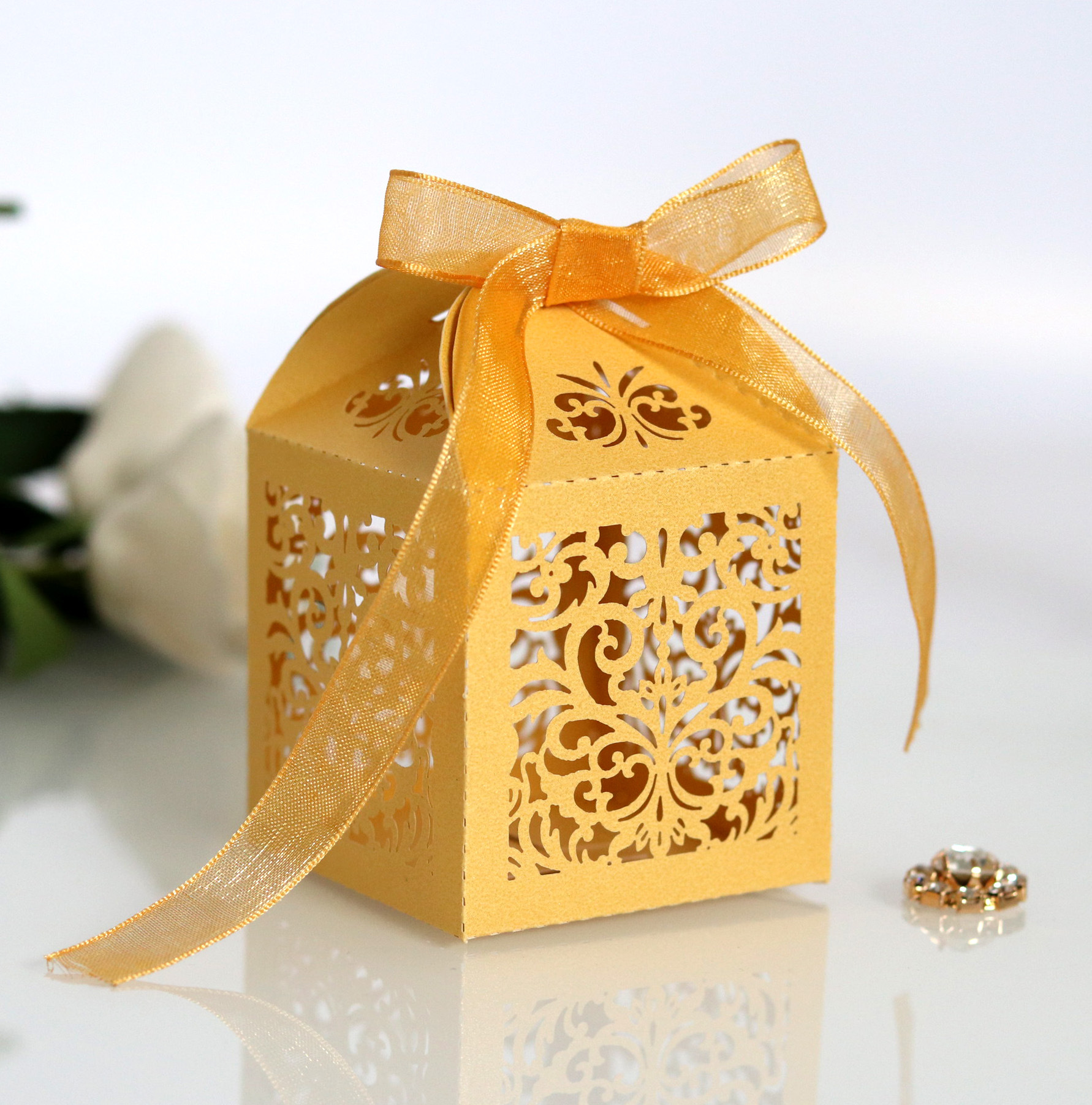 销亚马逊 激光镂空婚礼欧式花纹喜糖盒 糖果包装盒 深圳窗花纸盒