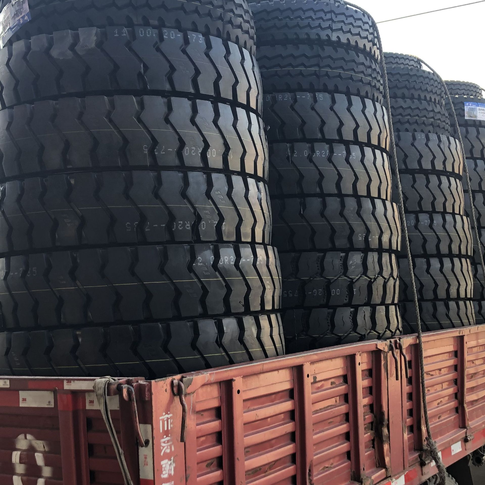 山东低价库存轮胎大量处理 矿山大花 1200r20轮胎卡车轮胎 后八轮