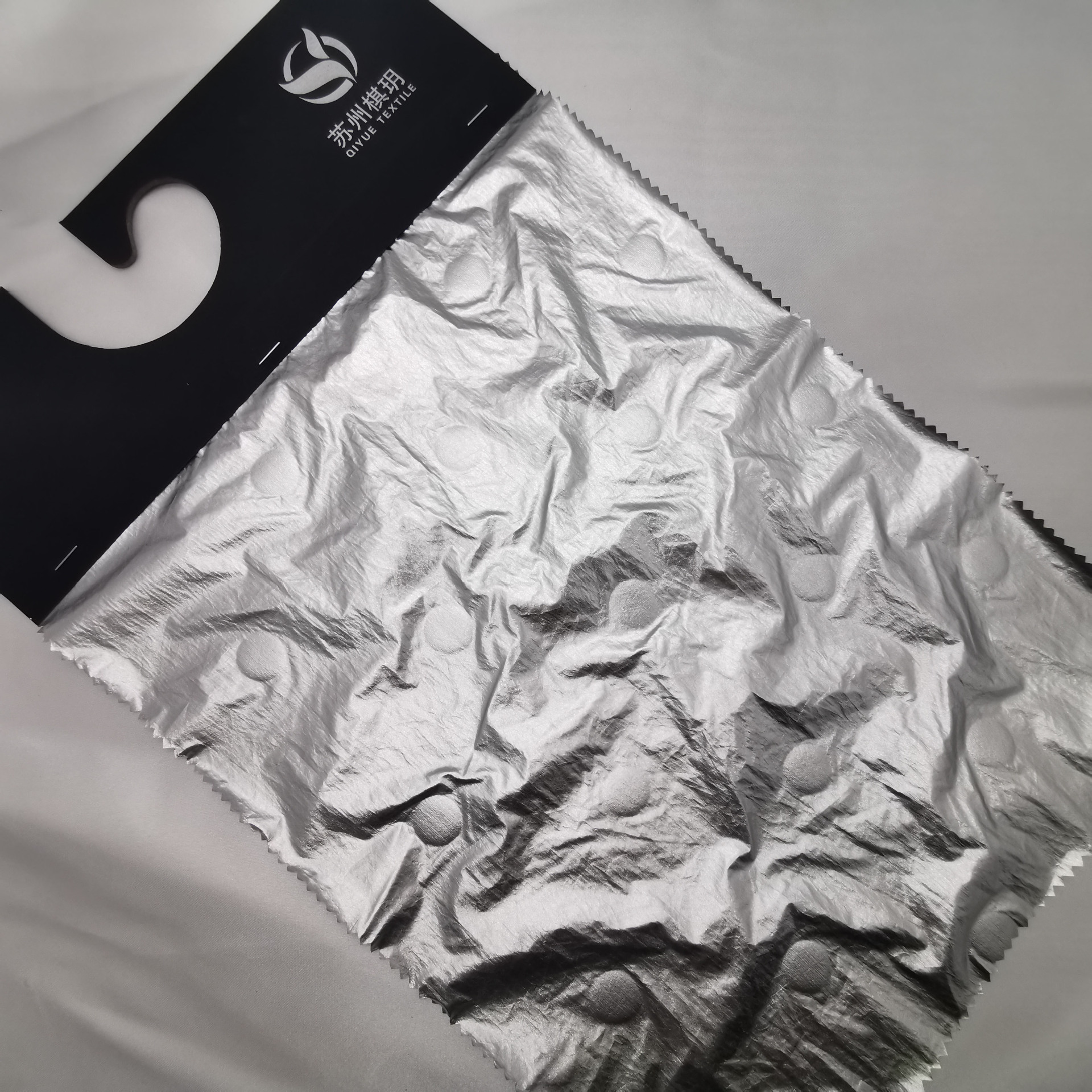 【厂家直销】400t尼丝纺满底烫银 3d圆点双层羽绒服通道布面料