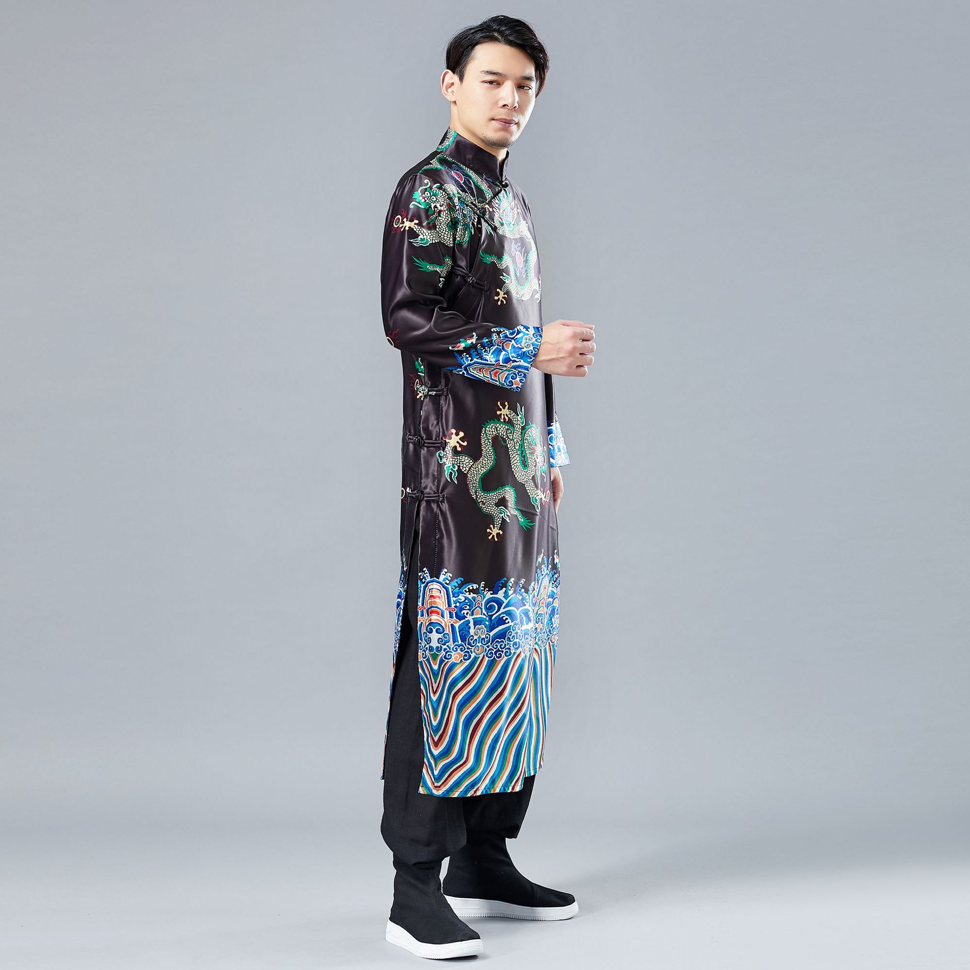 图案 柔滑柔软挺括 厚薄适中 斜襟盘扣开衫 花纹主要对下摆的海水纹