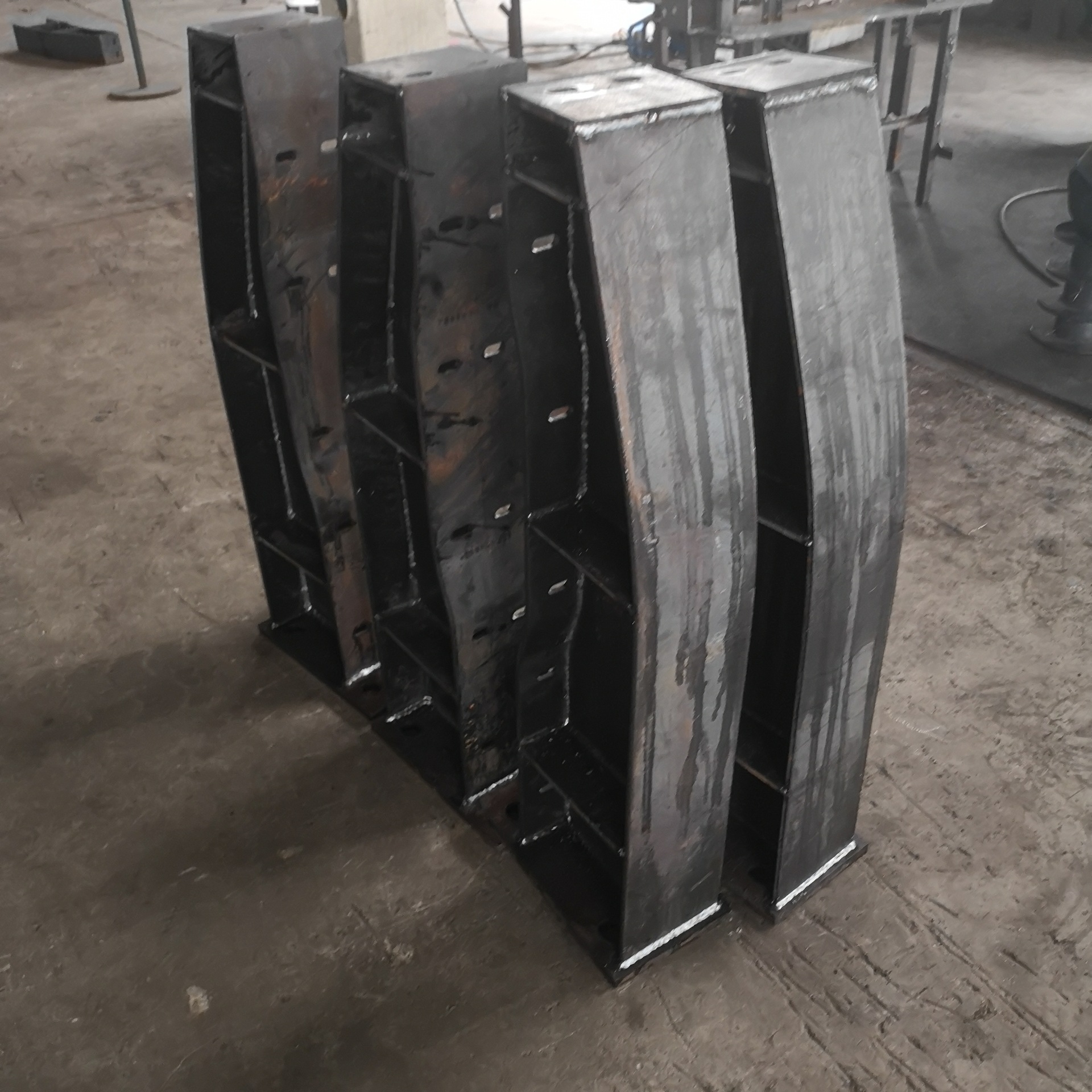 厂家定制桥梁防撞护栏立柱 异形护栏柱子设计q235b钢板立柱