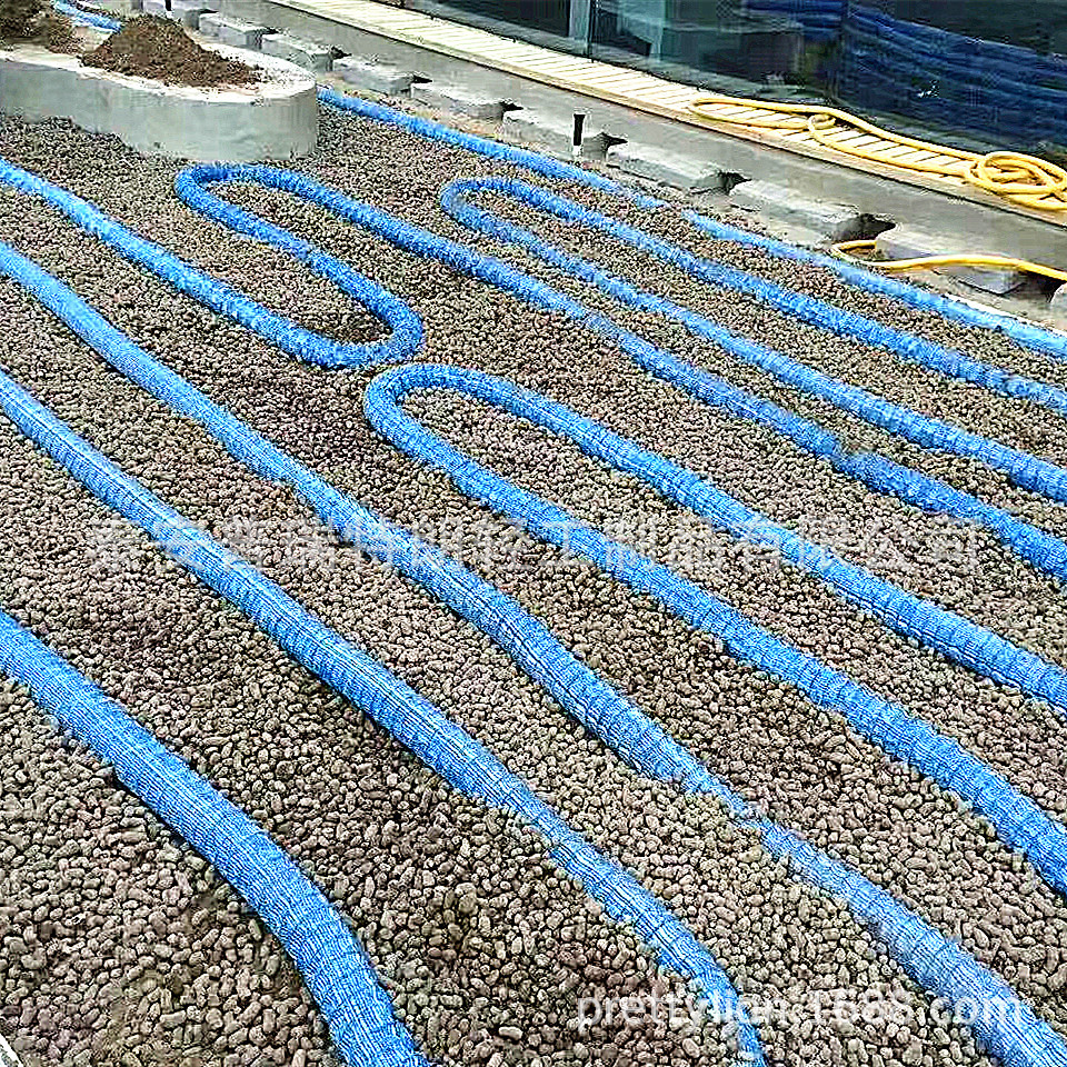 我司主要生产:塑料盲沟管,渗排水片材,土工席垫,软式透水管,土工网