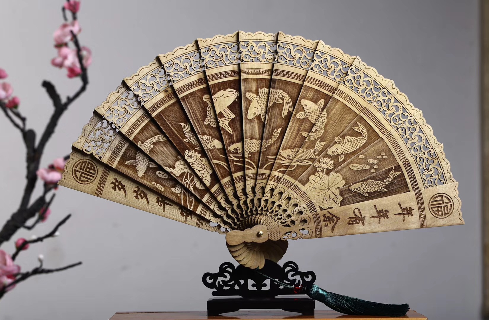 厂家直销金丝楠木质折扇中国风雕刻扇子 9款苏扇锦盒包装配底座