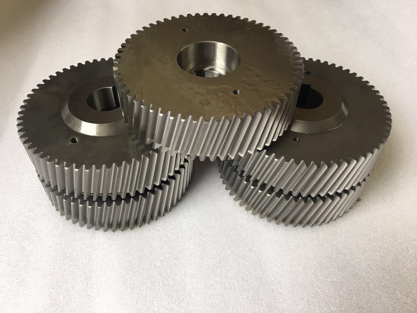 本公司专业加工:斜齿轮加工,直齿轮加工,螺旋伞齿轮,伞直齿性