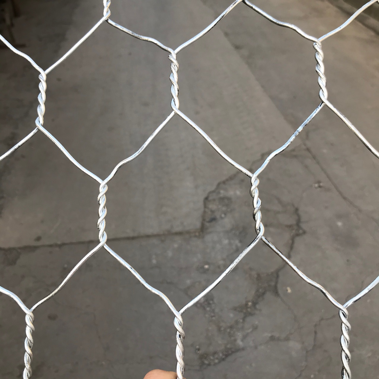 铁丝网厂批发护坡镀锌六角机编网 圈山地编织镀锌六边钢丝筛网