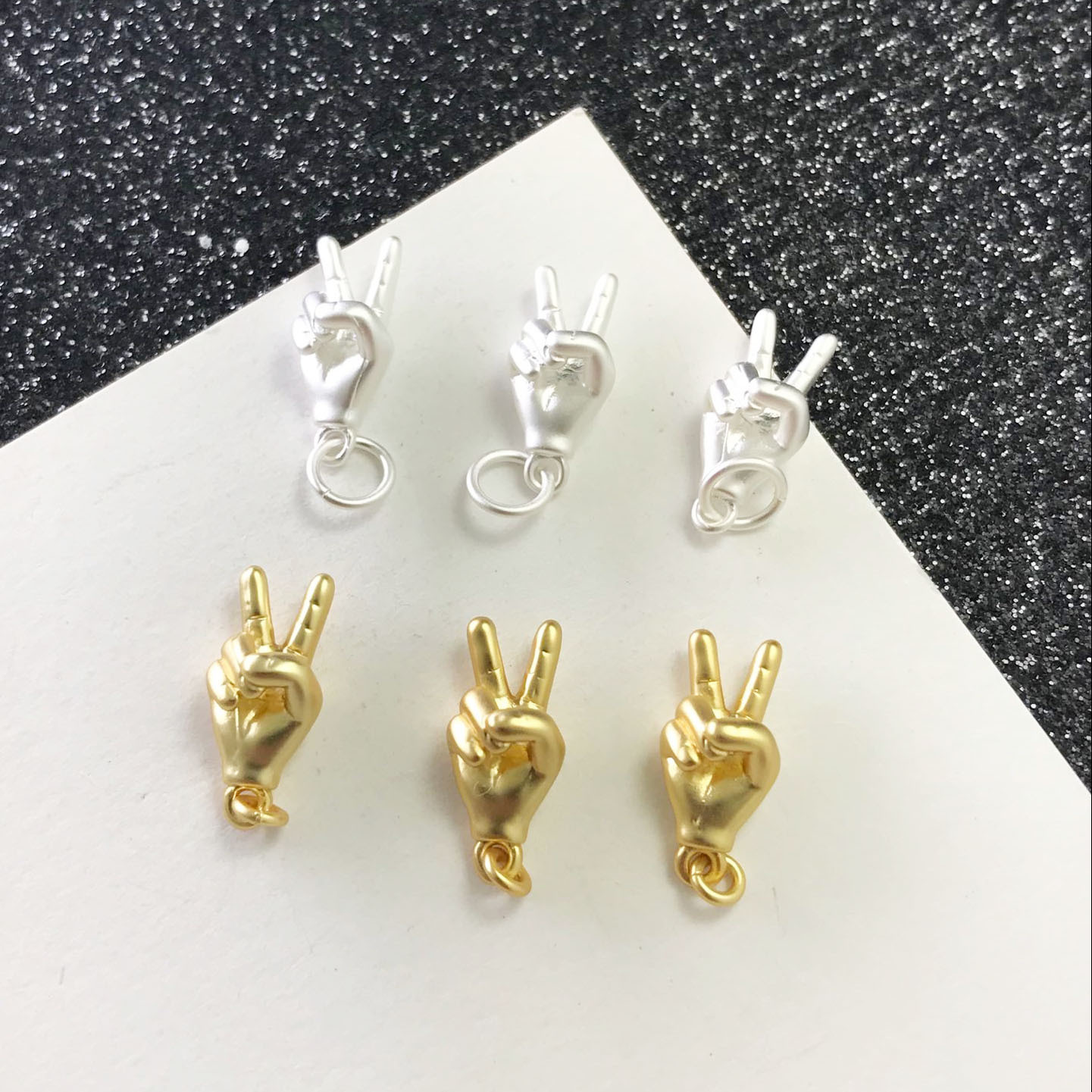 diy饰品手工辅料 喷沙镀18k金胜利手势吊坠 手链项链耳环吊坠