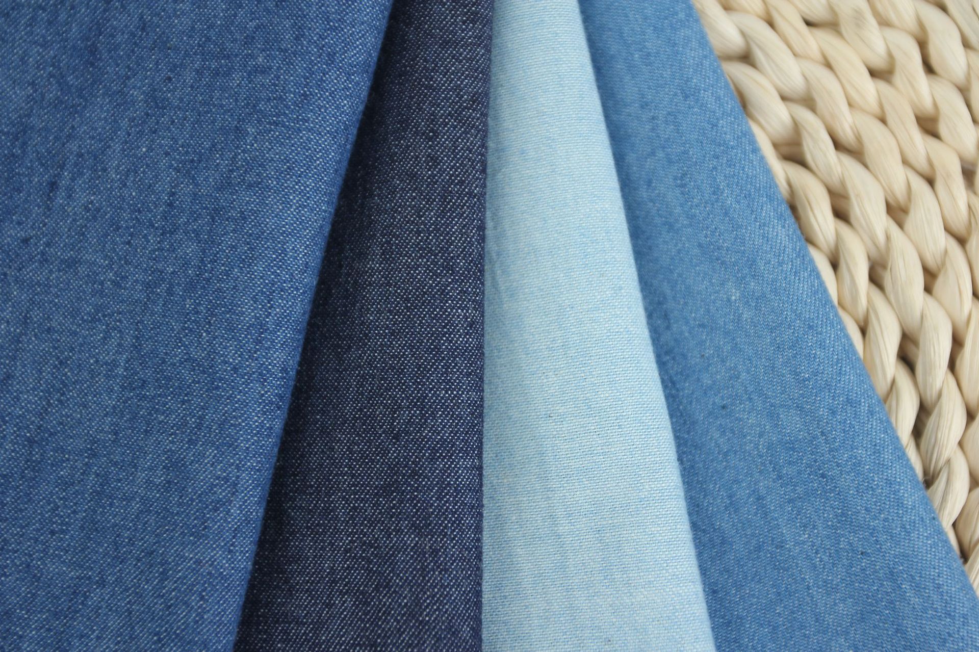 现货水洗牛仔布料棉32支牛仔布春夏薄款牛仔款童装牛仔面料