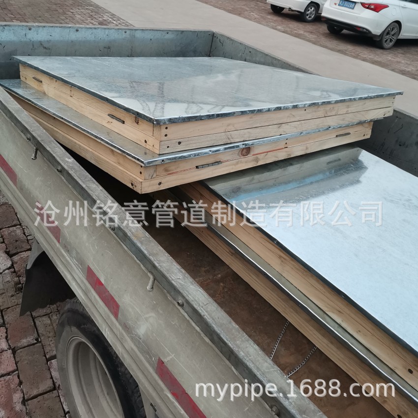 现有的屋面上人孔通常按照标准图集的做法,屋面上人孔实际应用中的