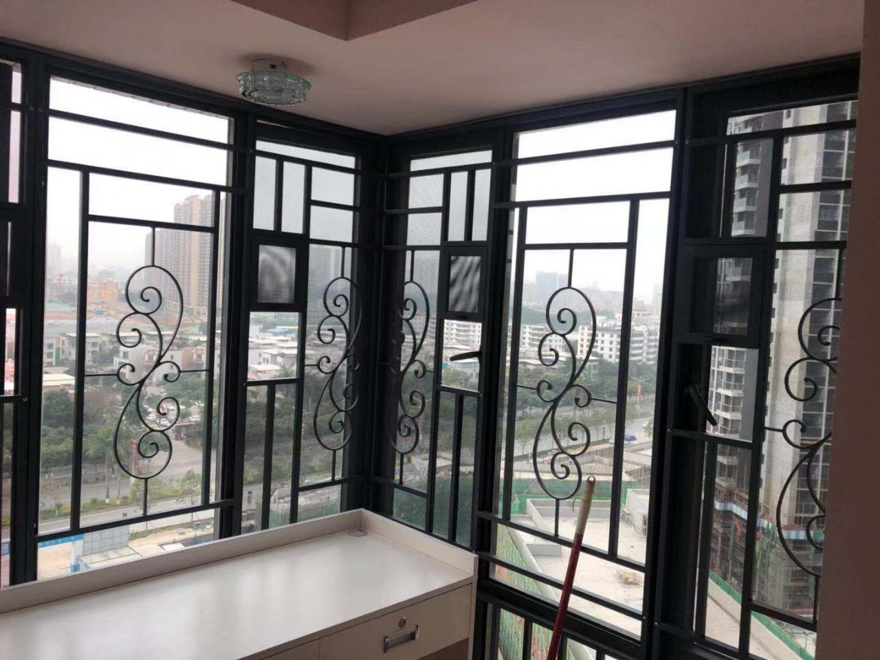 阳台落地铝合金窗 方管焊接隔断墙 简易铝窗花 复古铝花格