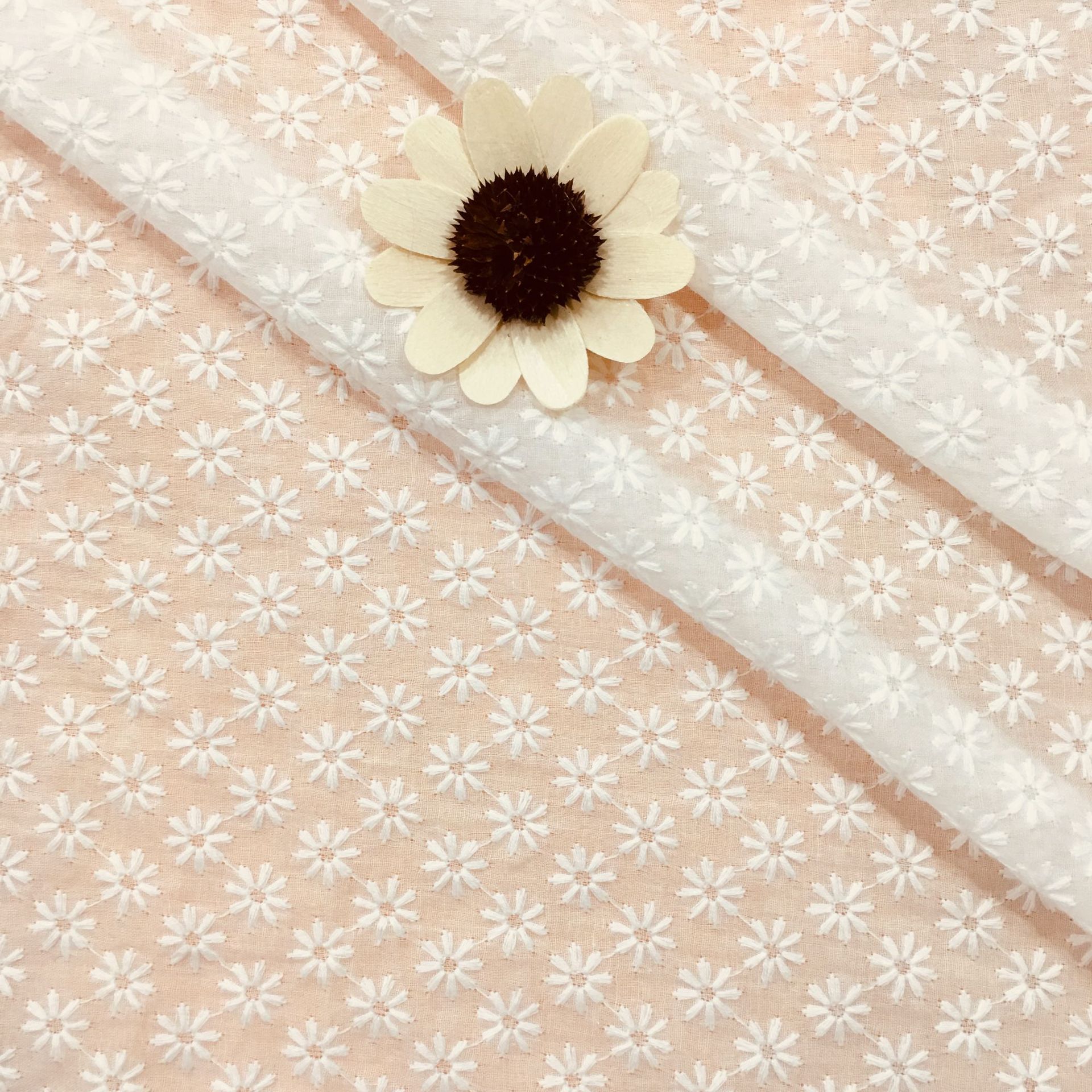 厂家现货 大机全棉绣花面料 小碎花花型春夏连衣裙女衬衫童装面料