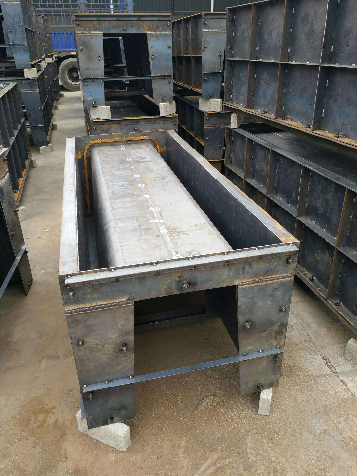 厂家供应流水槽钢模具 u型槽钢模具 水泥流水槽模具u型集水渠模具