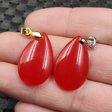 批发玉石挂件石英岩玉水滴吊坠鸡血红扁水滴水滴玉坠红色项链坠