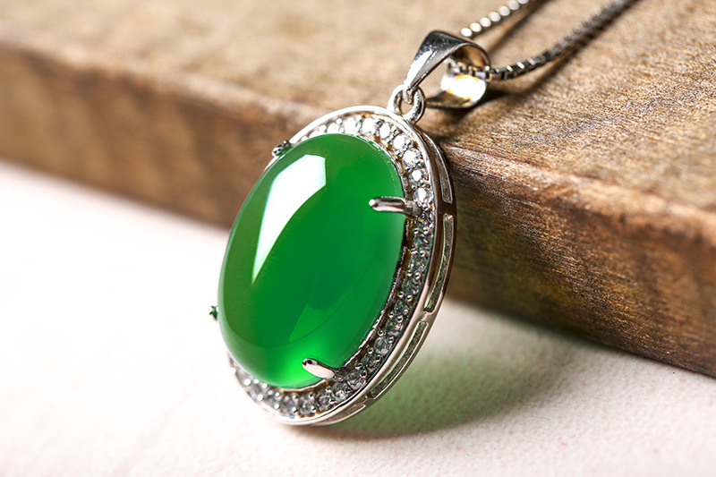 天然绿玛瑙纯银项链 女士水晶绿宝石吊坠 短款锁骨链节日生日礼物