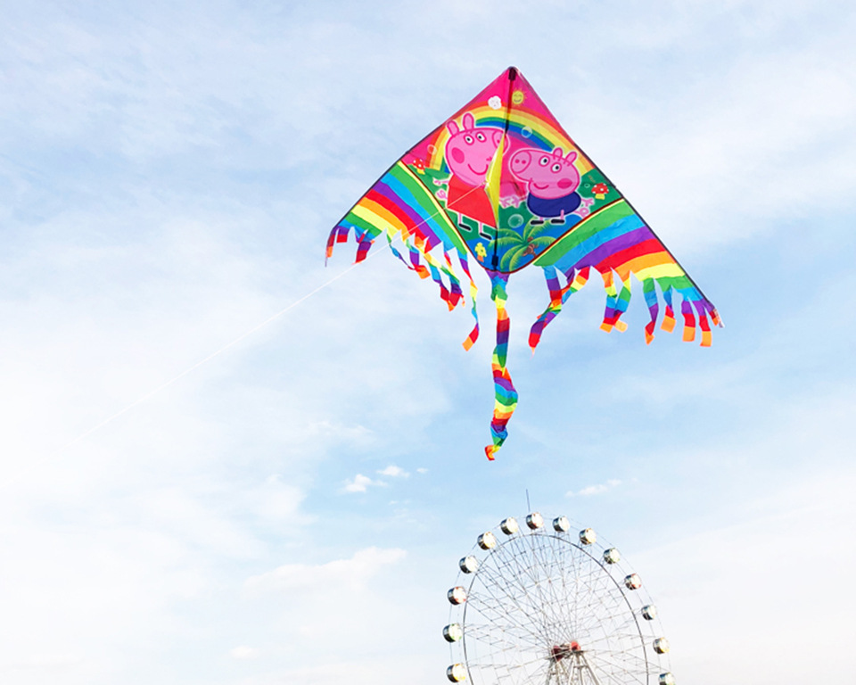 【厂家批发】彩虹卡通风筝潍坊风筝小型三角风筝多尾长尾风筝