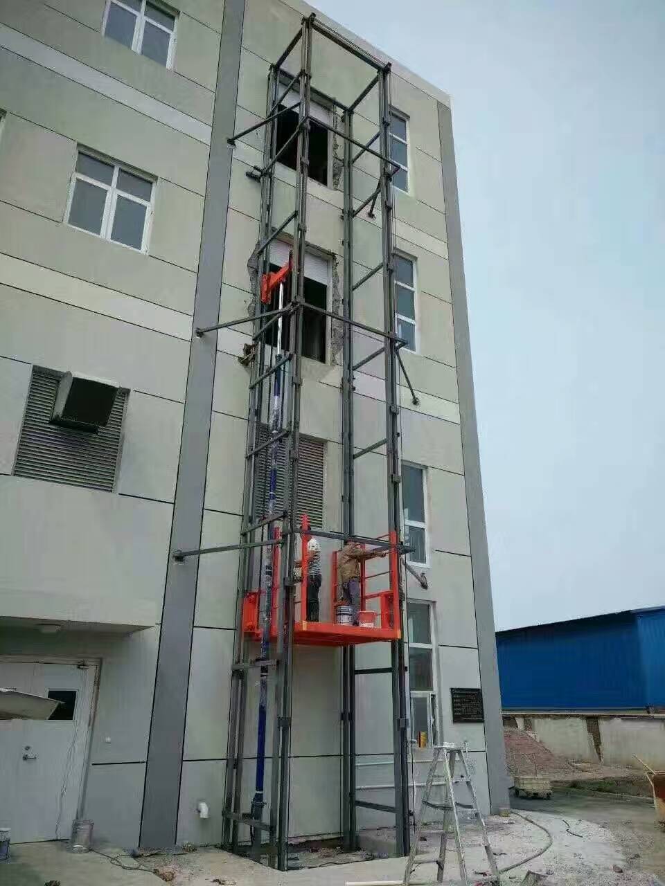 电动液压载货升降机 室外双轨三层液压货梯 固定导轨式升降平台