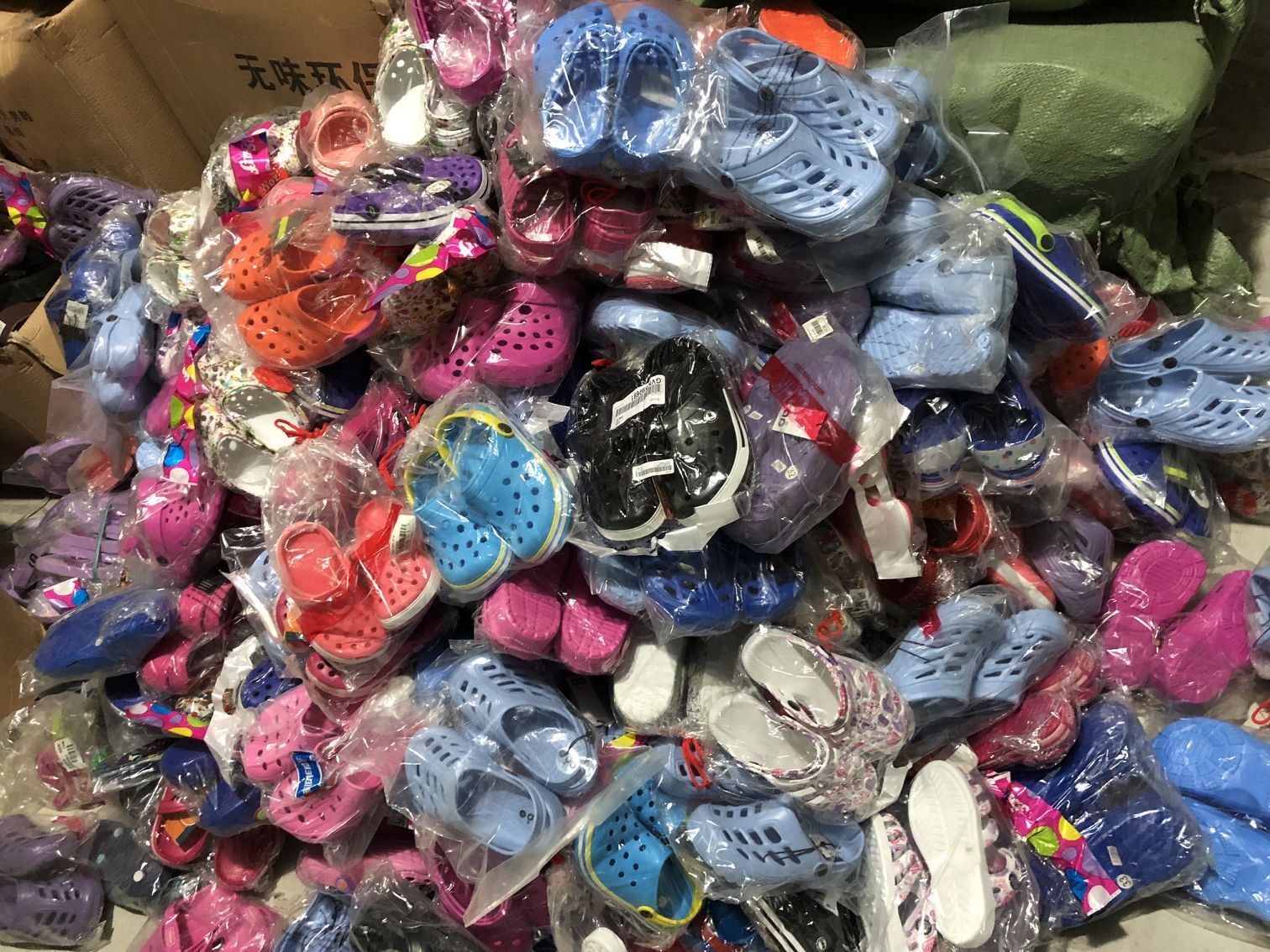 送录音人字拖杂款批发拖鞋地摊5元模式货源沙滩鞋女库存定制鞋子