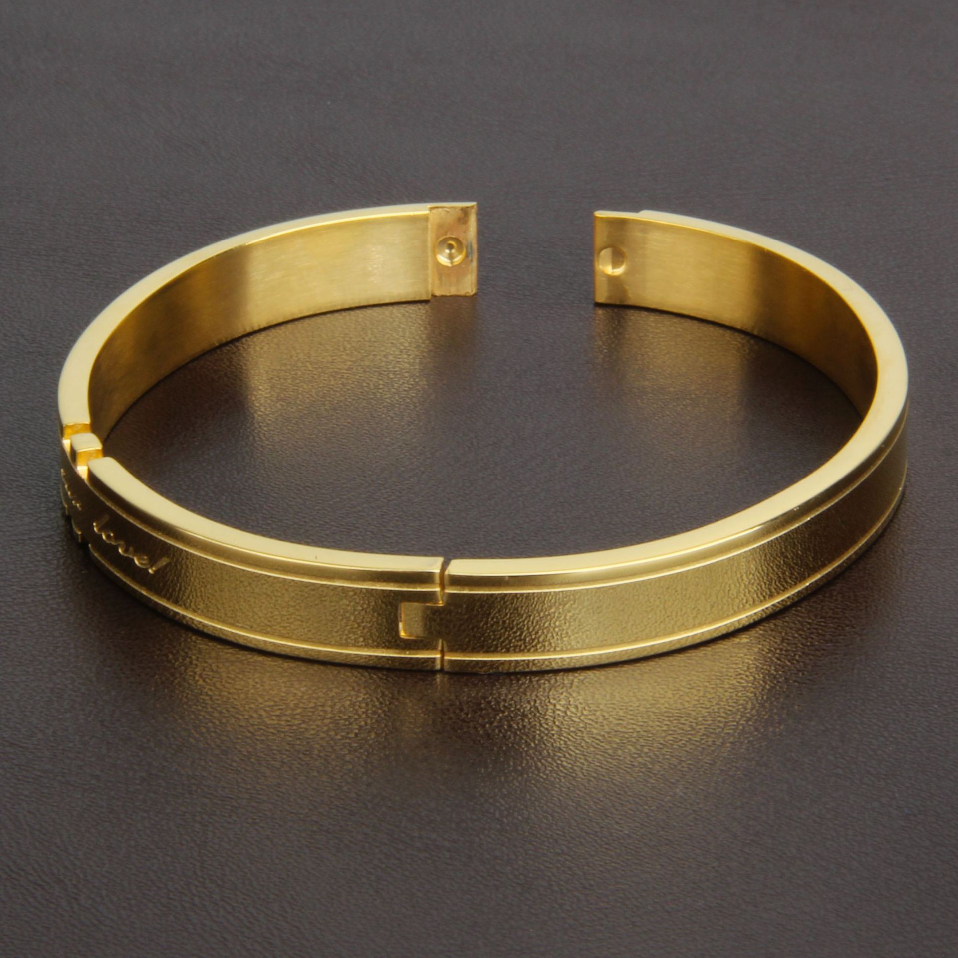 手镯钛钢情侣日韩版跨境热销love缺口不锈钢手环镶钻高档礼品配饰