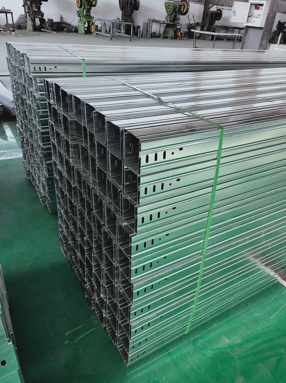 桥架厂家直销加筋桥架 梯架 弯通 品质保证